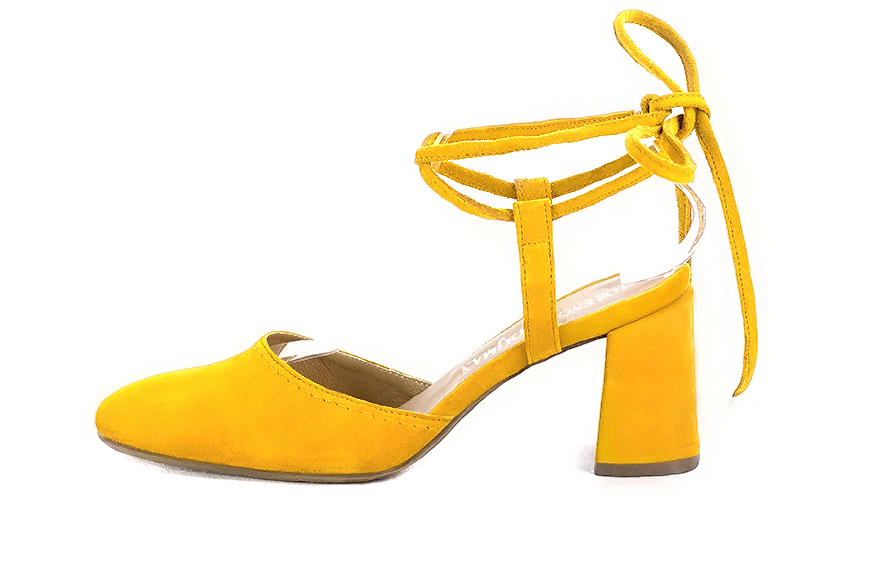 Yellow elegant closed-toe heels, with crossed straps. Round toe. High flare heels. - Florence KOOIJMAN
